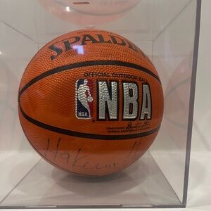 Autographed Hakeem Olajuwon Houston Rockets #34 Spalding Basketball no auth.cert